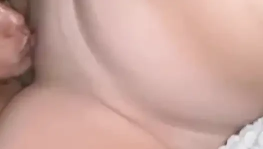 Meine muschi wurde von dem 55-jährigen opa verschlungen und ich streichelte seinen großen schwanz, während er meinen heißen körper schüttelte, wie mein kitzler einen handjob bekam