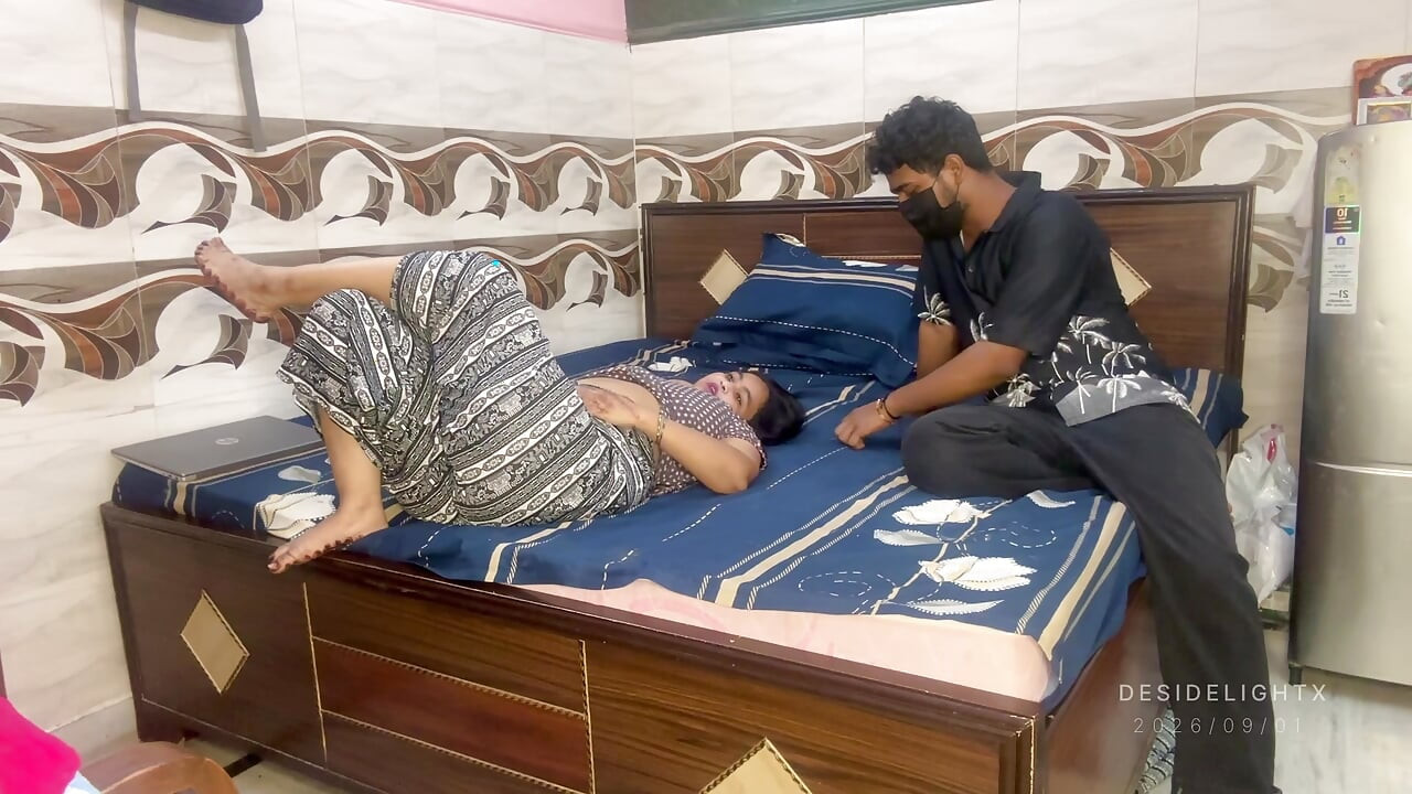 Ibu tiri India panas menjadi super basah semasa seks rumah keras. Audio Hindi.