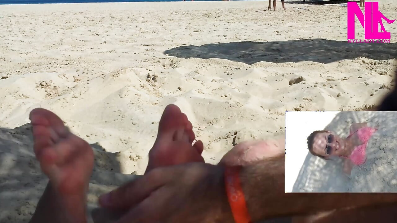 Mig bliver kildet på mine fødder på stranden