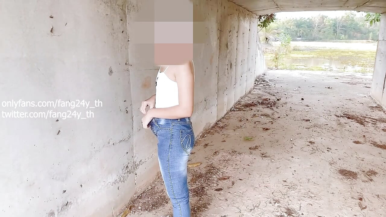 Curvă thailandeză obraznică nu-i pasă de iubitul ei și a futut un străin în public