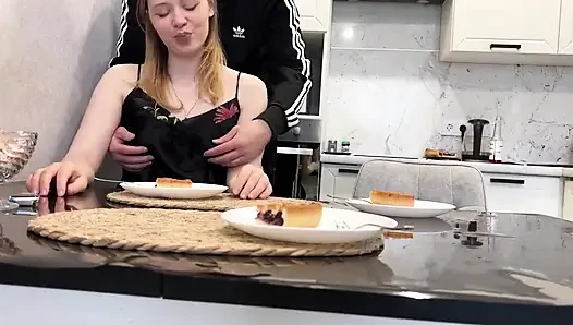 Zorba ve üvey anne üvey oğlunu küçük yarakla aşağılıyor
