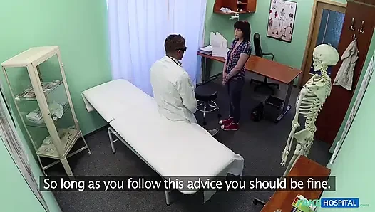 Fake hospital - doktor hastanın depresyonu iyileştirmek için ağır bir doz oral seks reçete ediyor