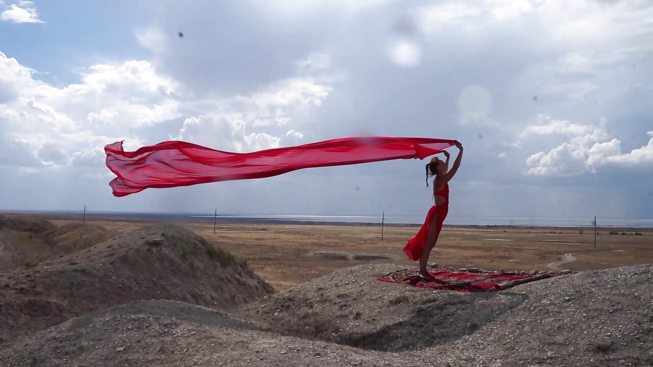 On Top of Hill dengan Bendera Merah