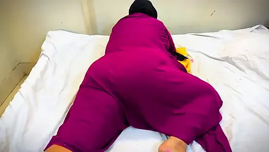 Pantat bahenol pembantu lebanon ini dientot habis-habisan di ranjangku sampai lubangnya menganga lebar