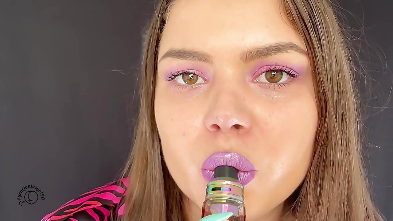 Îmi fumez țigara cu ruj violet în pijamele mele