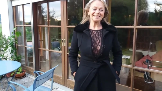 Reife Frau Zeigt Sich Draußen in Einem Spitzenbody!