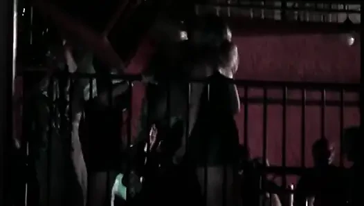 Brunette terangsang pulang setelah pesta liburan musim semi untuk menyodok pejantan yang lebih tua