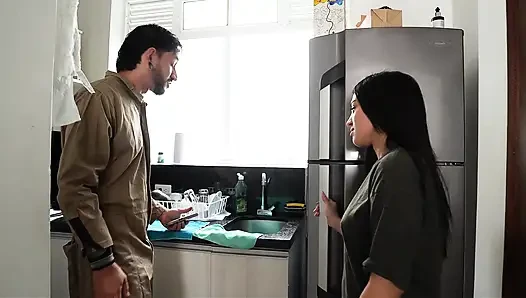 ! Oh, my God! The plumber unclogs the pipe with a new tool