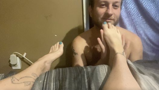 Babyybutt bekommt tiefe Gewebe-Fußmassage mit Lotion, mit Footjob-Spiel