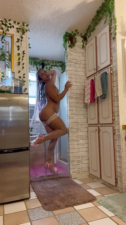 Mora da je vještičji seksi ples