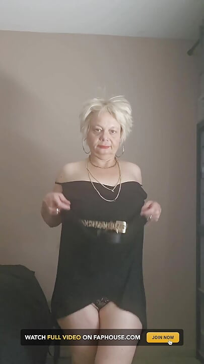 Sua madura e puta milf está esperando seu pau grande.