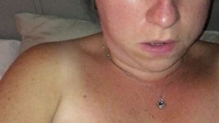 Vrouw Danielle met grote tieten masturbeert