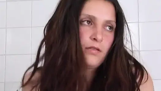 Брюнетка с большими бристолами сосет и трахается с хуем в любительском видео