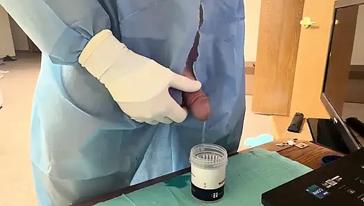 Cerrahi eldivenlerle sidik testi ve büyük boşalma