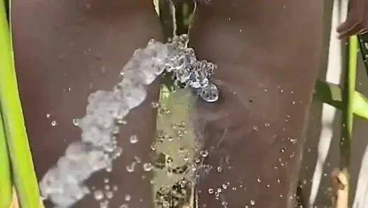 Striptis di bawah air mengalir dan masturbasi dengan jari-jari yang indah