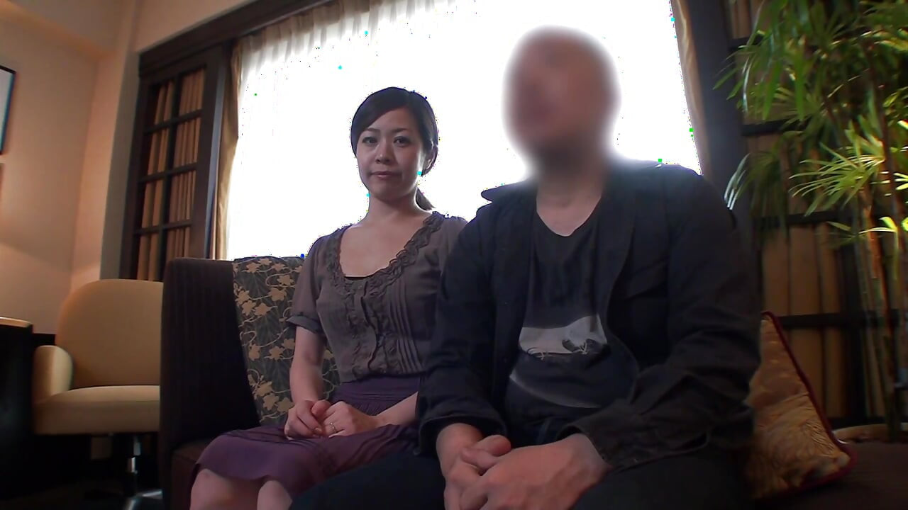 Τριχωτό κορίτσι αυνανίζεται με δονητή και στη συνέχεια καβαλάει έναν σκληρό πούτσο για να χύσει