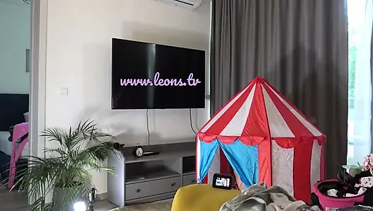 Ateşli esmer sıkı amcıklı minyon bebek evin ortasında yaraklarla oynamak için bir sirk çadırına sahip