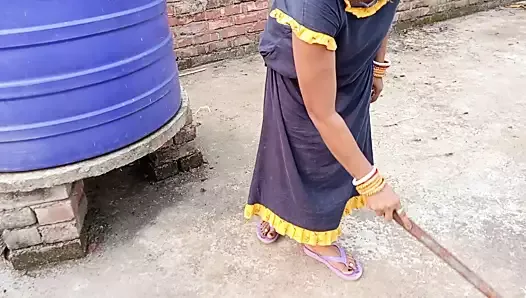 Jhadu Nikal Rhi Bengali Bhabhi Ko Chat Par Room Me Jabardasti Choda