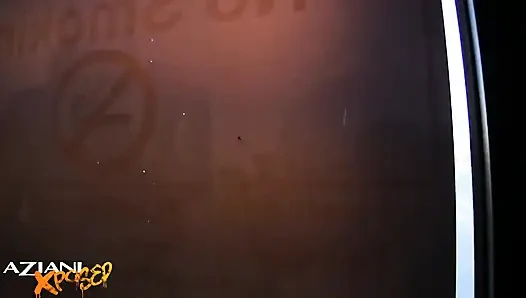 Yaramaz orta yaşlı seksi kadın merdiven boşluğuna boşalıyor