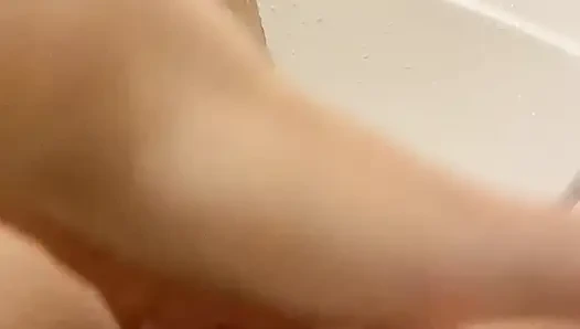 Dia tidak bisa berhenti menyetubuhi dirinya sendiri dengan jari. Waktu muncrat