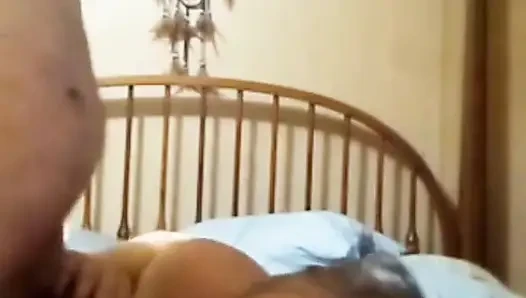 Schöne ehefrau lutscht schwanz live mit einem creampie