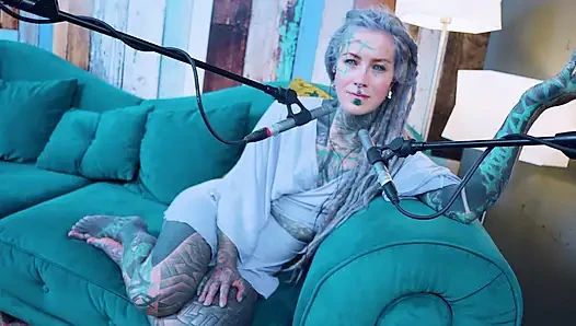 O hakkında konuşuyorum - Aş - asmr podcast sfw konuşuyor gotik sıska kız dreadlocks dövmeli model dövmeli kız