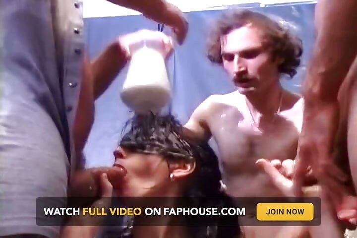 Sesión de gang bang fetiche con puta alemana con los ojos vendados