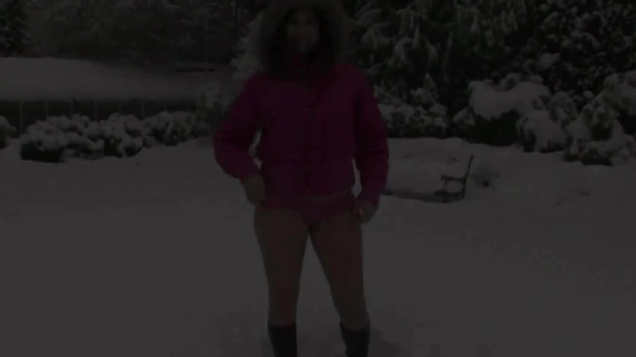 Girls Out Control - cena 2_beautiful morena com uma bunda grande se masturba com um vibrador na neve