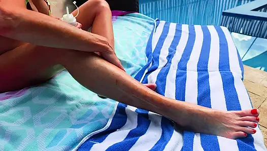 Blonde MILF am pool gefickt