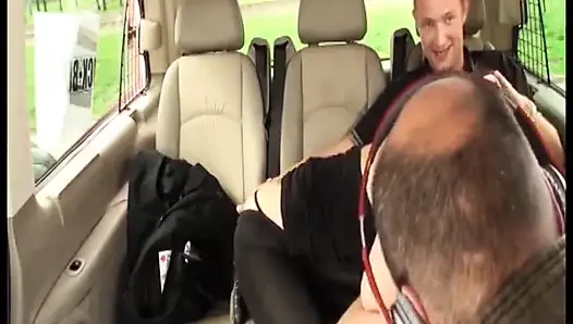 Taksi Şoförü Yolcularını Sikiyor - Azgın Alman Taksici Seksi Misafirleri Arka Koltukta Ham Sikiyor