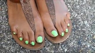 緑色の足指の爪を装着するjaquece