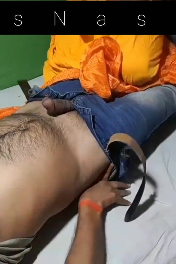 印度新婚热辣 Bhabi 与她的丈夫在共享中性交