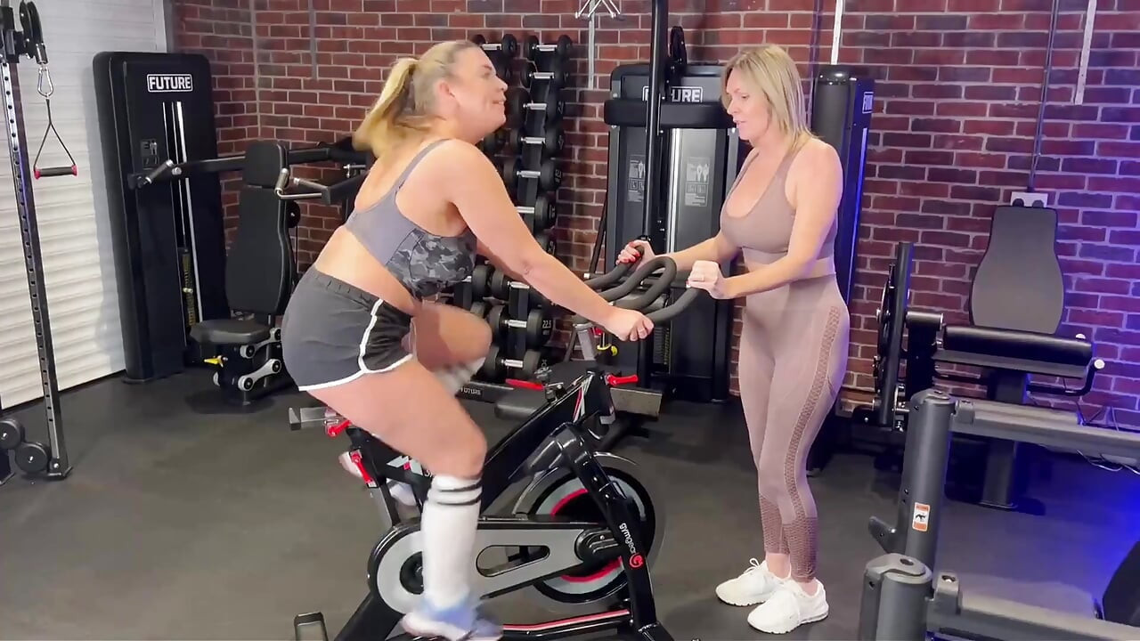 Maisie lewis pt phiên với hoa hồng