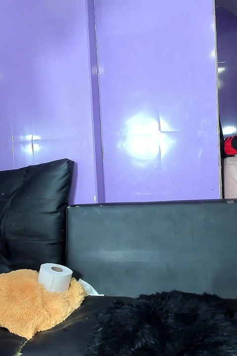 欲火中烧的荡妇被她的热辣朋友在吐痰中性交