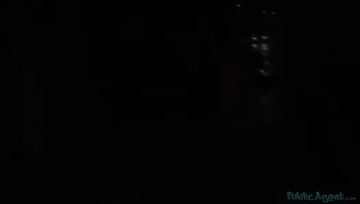 Публичный агент - русская Елена Vedem глубоко заглатывает большой член в видео от первого лица