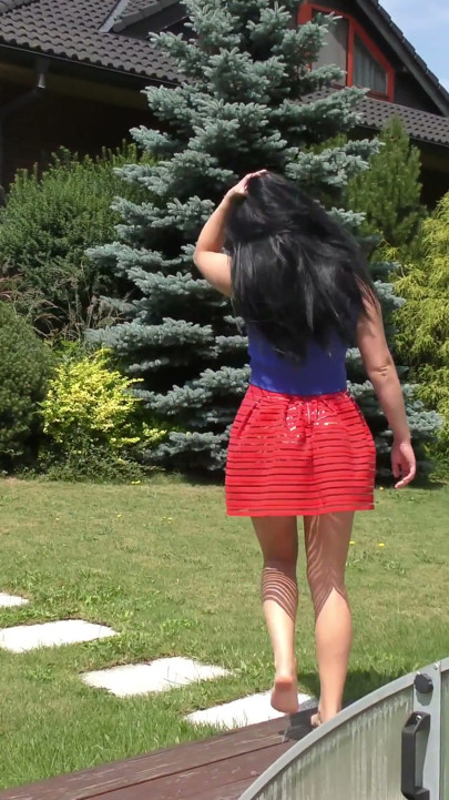Fresh air for the pussy 4K No Panties Short Skirt in Garden | Clip 1