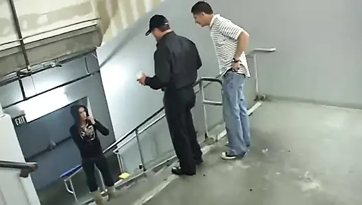 Reife brünette MILF von mehreren schwänzen in sperma getränkt
