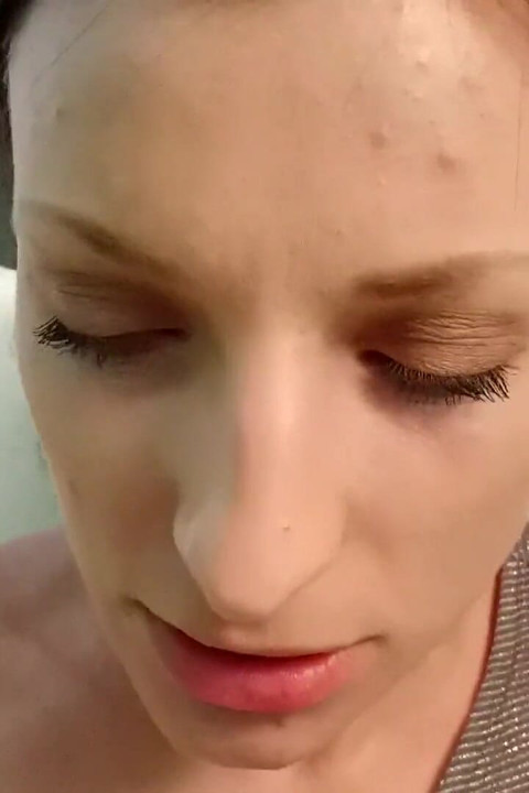 Morena transforma uma ferramenta de massagem em um brinquedo sexual