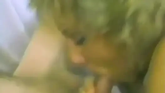 Sıkı memeli sarışın yarak emiyor ve döl yutuyor