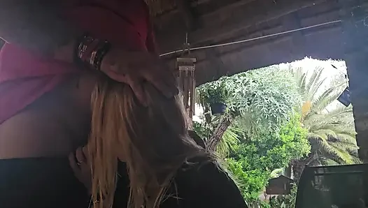Gadis 18 tahun nyepong kontol di luar ruangan waktu liburan