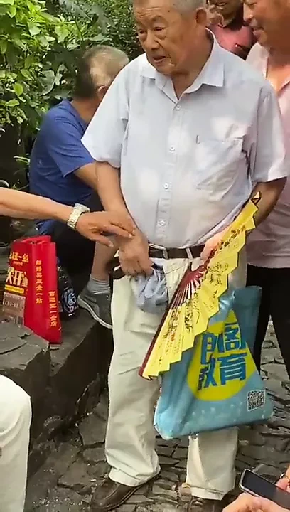 公园里的年轻人和老年人