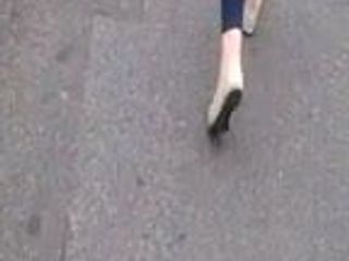 Milf đĩ đi bộ trong màu xanh leggings