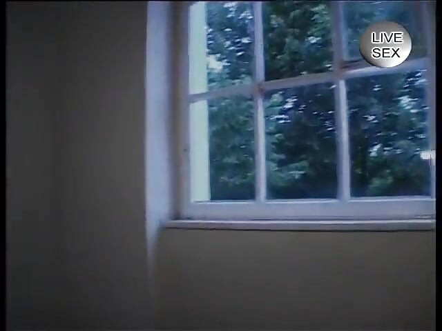 kaale baal vaali veshya ke chhote stanon par viry girae jaane se pahle ungli ki gee aur chudaee ki gee