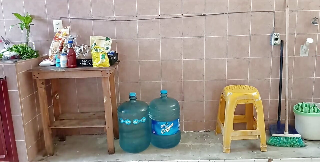Madrastra gordita lava y limpia la cocina