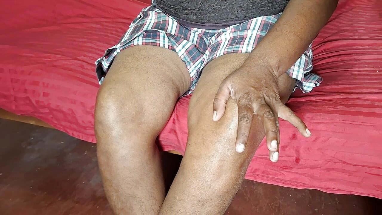 Ibu seksi kawan bersendirian di rumah
