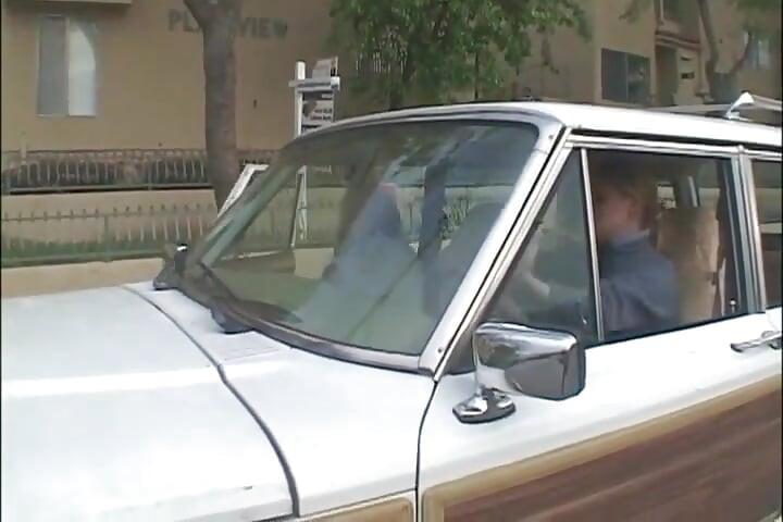 Blondynka Z Dużymi Cyckami Zostaje Ostro Wyruchana Przez Faceta Z Ogromnym Kutasem W Akcji Trójkącie