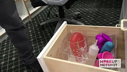 Strebsame blonde ashley lane liebt es, hart mit ihrem körper zu werden