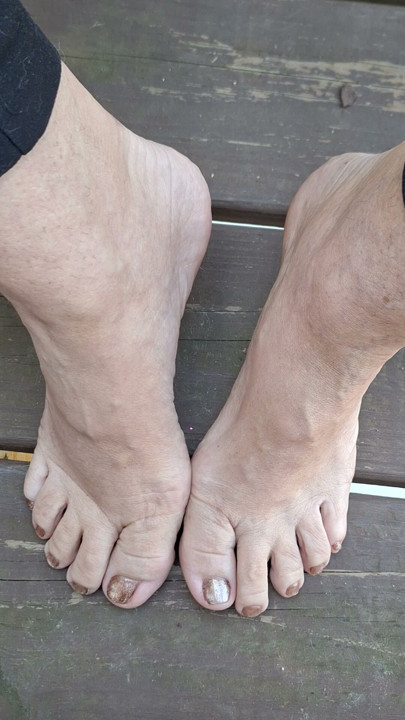 Neighbors' cute little pedicured toes