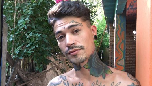 Dois jovens latinos amadores pagaram dinheiro por sexo ao ar livre