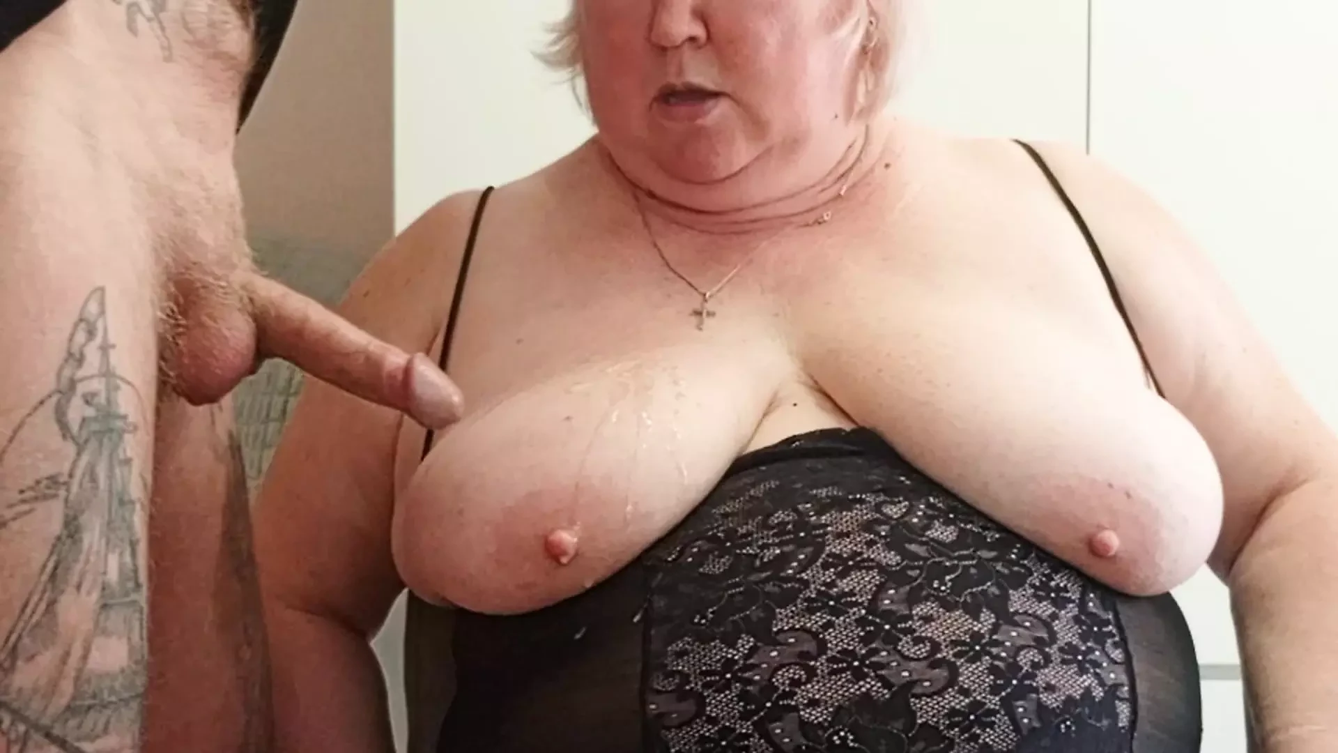 Aplastó las tetas de su vecina la folló en la boca y las llenó las tetas de semen